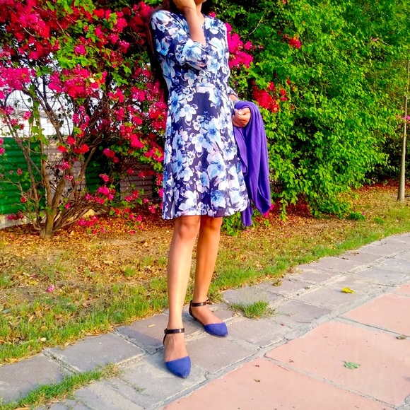 Floral printed dress above, knee on model 5’8 - Picture 2 of 5